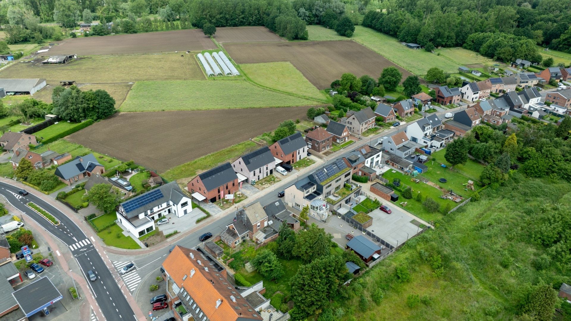 Ruime halfopen bebouwing met zicht op de velden foto 2