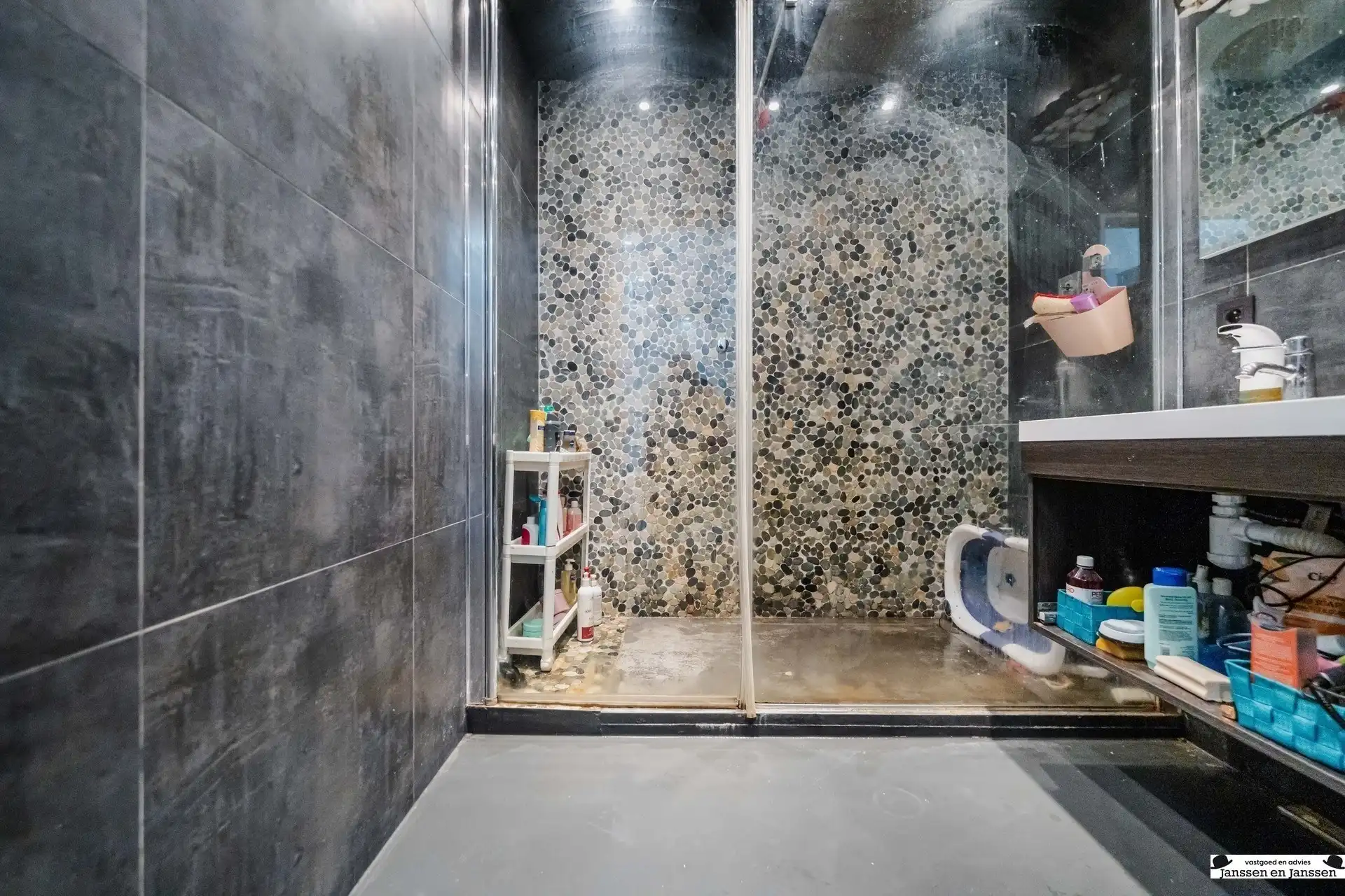 Te renoveren ruim appartement op toplocatie in Borgerhout! foto 8