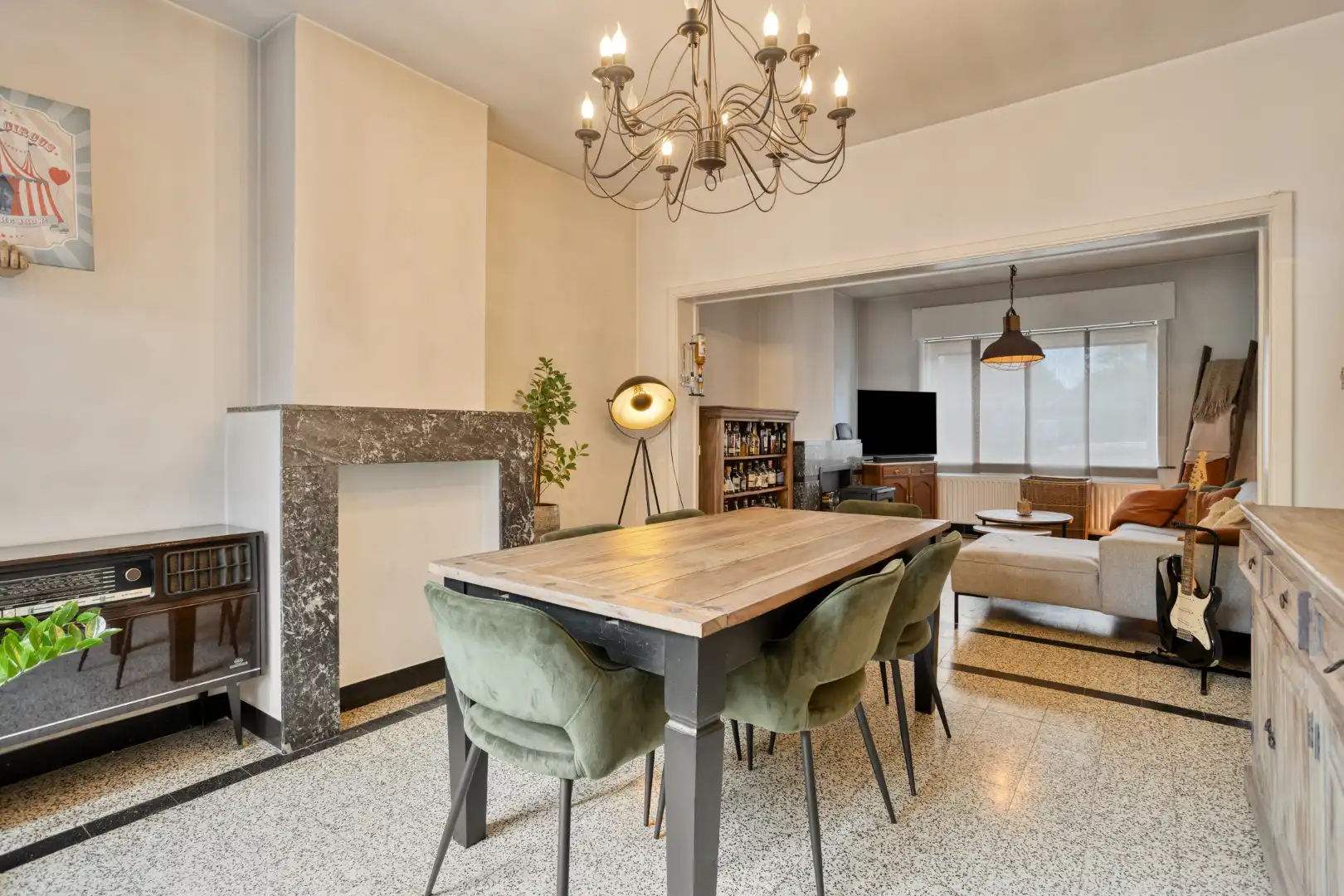 Zeer ruime gerenoveerde woning met 3 à 4 slaapkamers en garage! foto 4