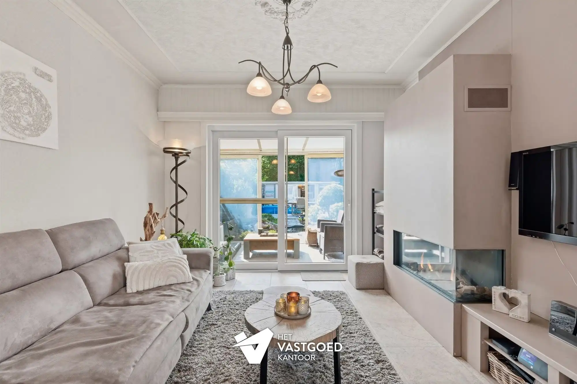 INSTAPKLAAR GELIJKVLOERS APPARTEMENT MET TERRAS, TUIN EN GARAGE foto 2