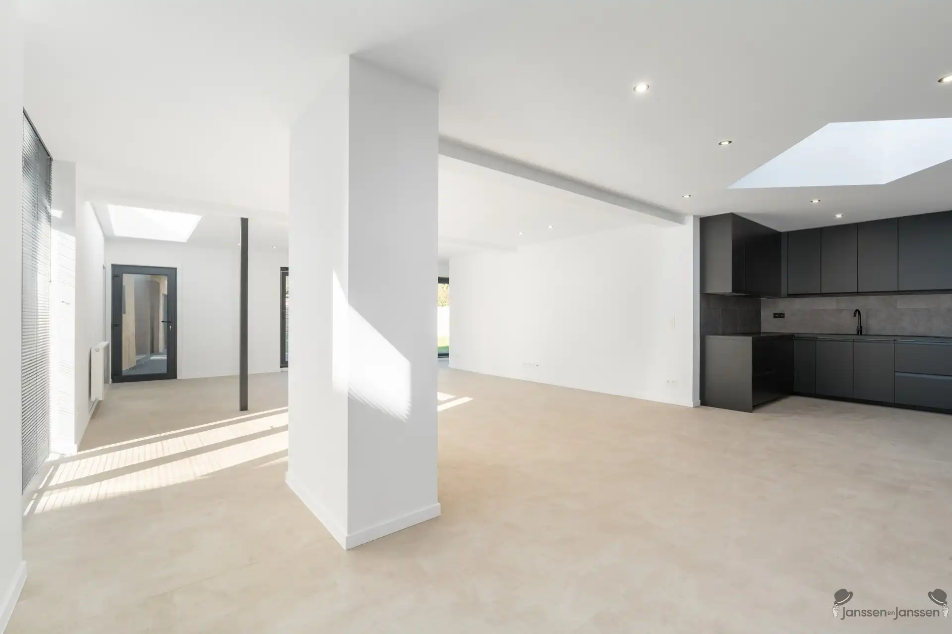 Luxueus gerenoveerd duplexappartement met 4 slaapkamers en private tuin foto 5