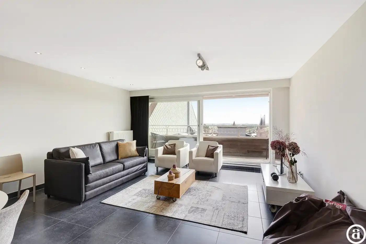 Ruim duplex-appartement en zonnig terras nabij de Zeedijk    foto 2