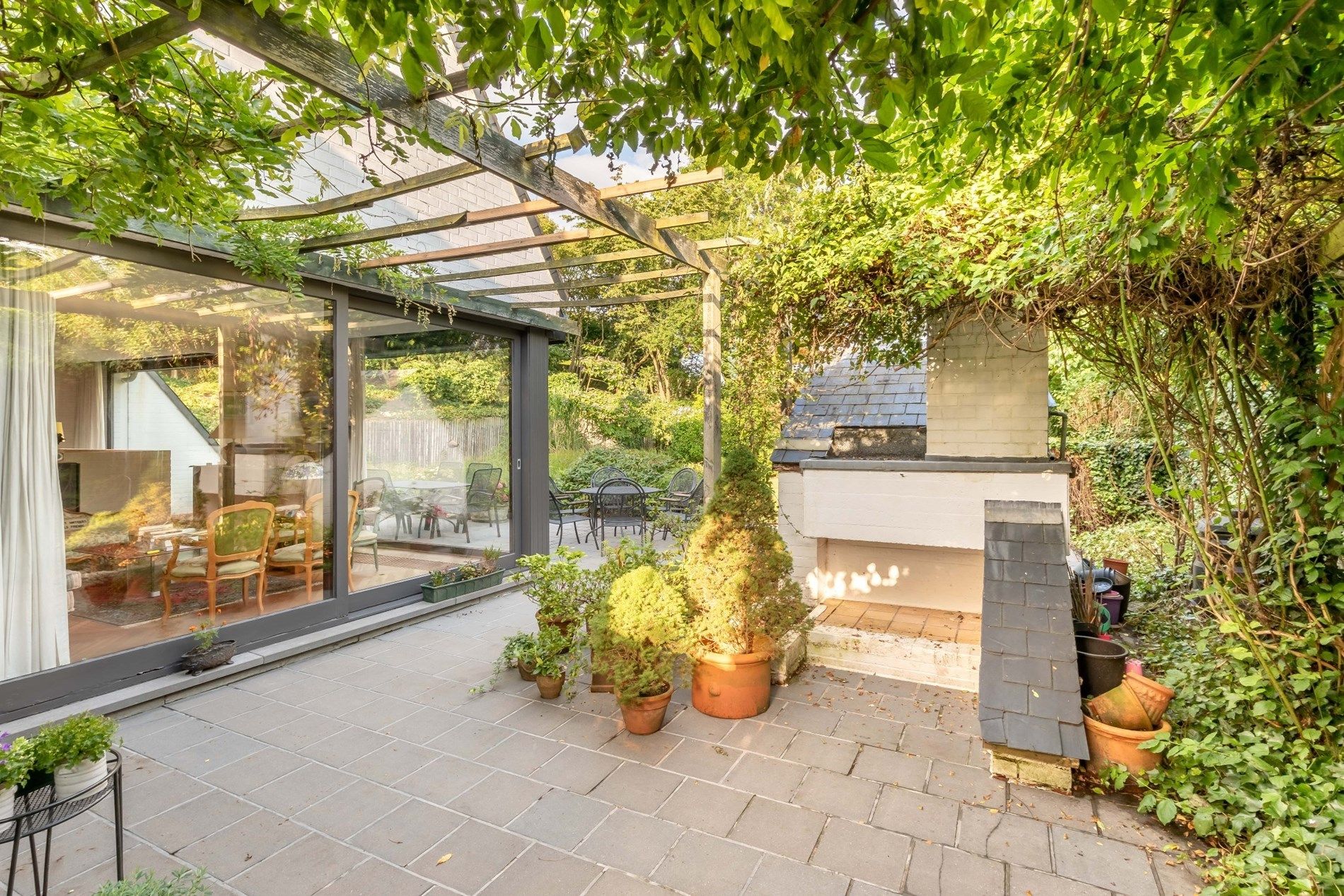 Residentieel gelegen villa met prachtige tuin! foto 7
