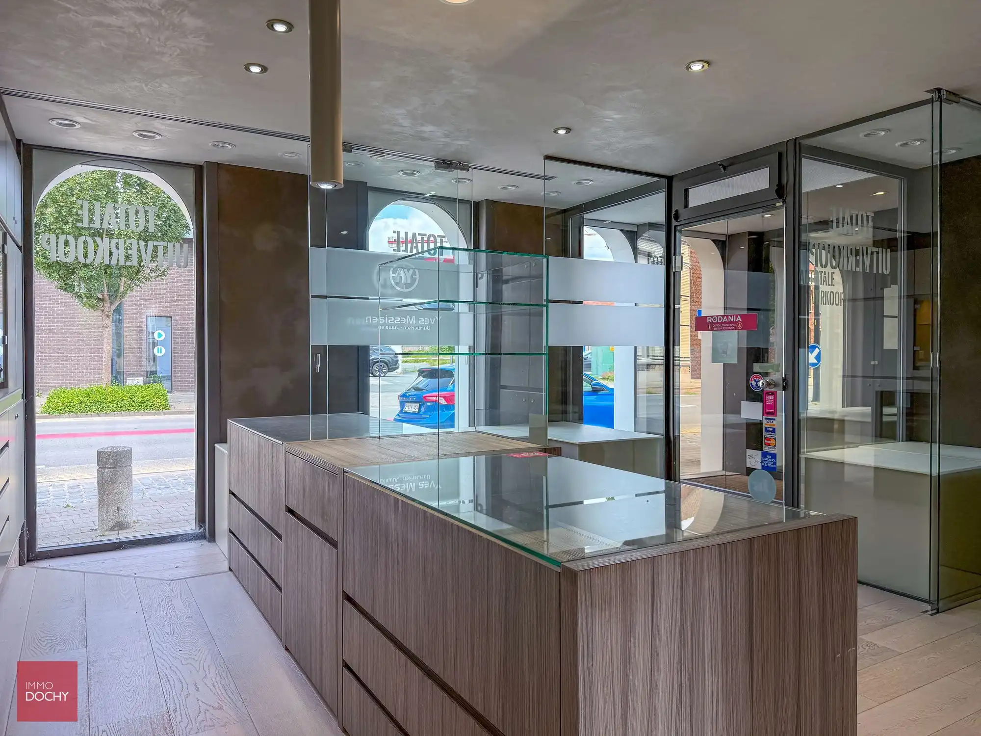 Centraal gelegen handelswoning (voormalige juwelierszaak) | Bavikhovedorp foto 2