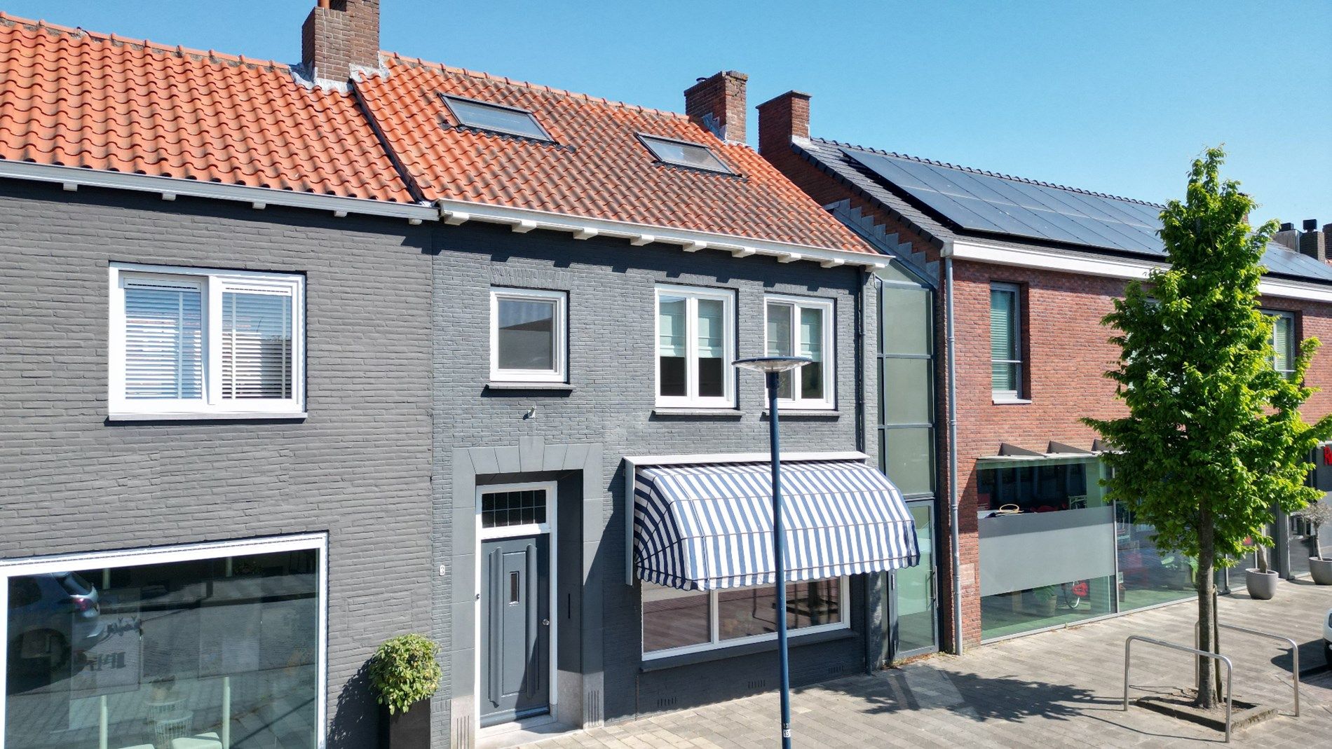 Smaakvolle en grote stadswoning met vrijstaande garage voor het hele gezin foto 3