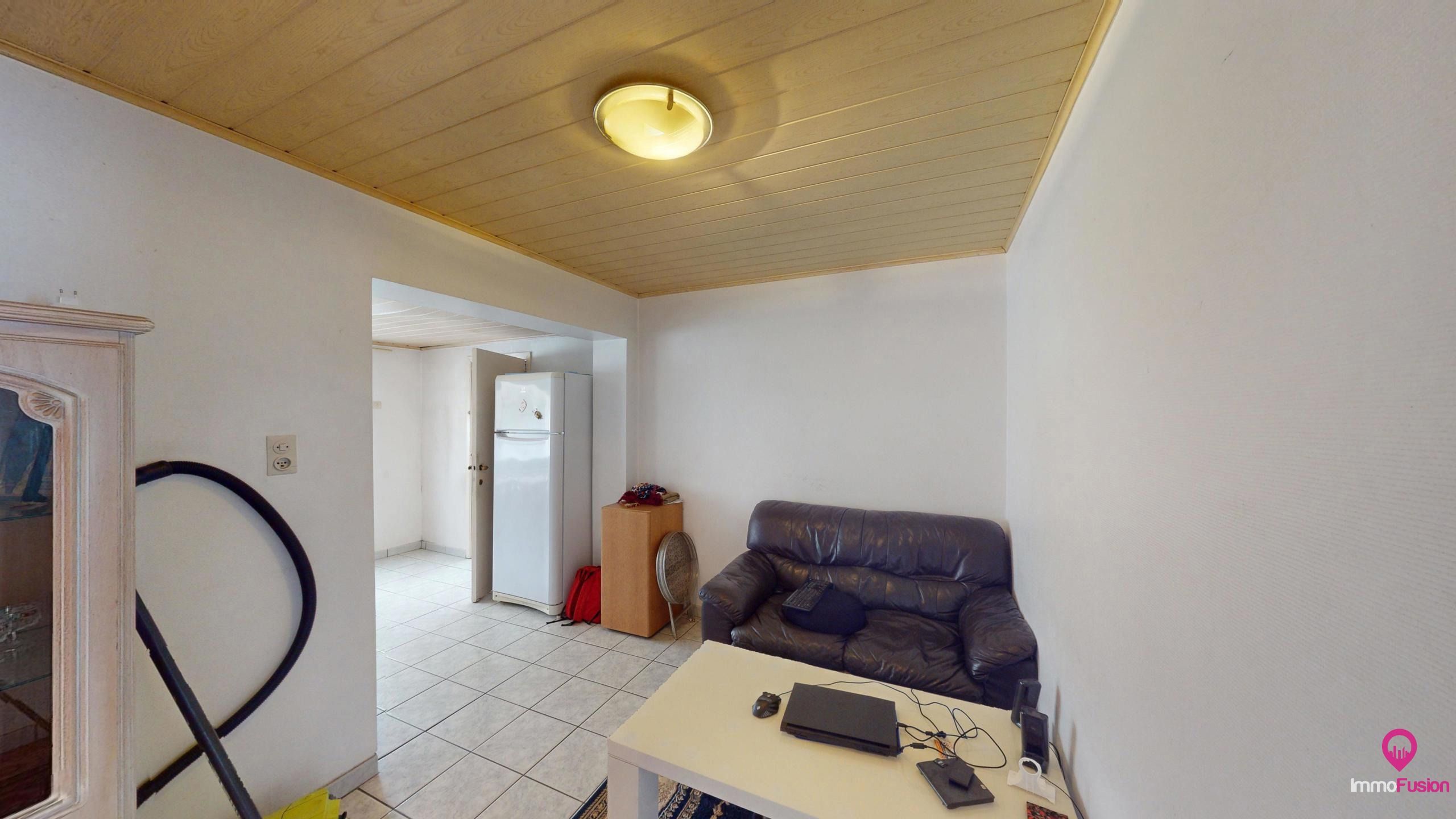 Te renoveren woning met potentieel te koop in Houthalen! foto 9