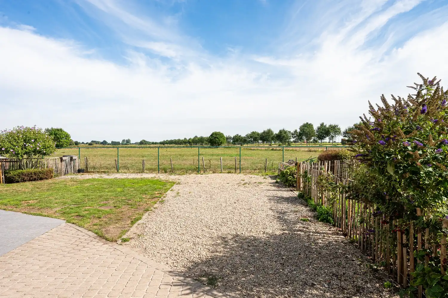 Halfopen woning met garage en ruime tuin foto 15