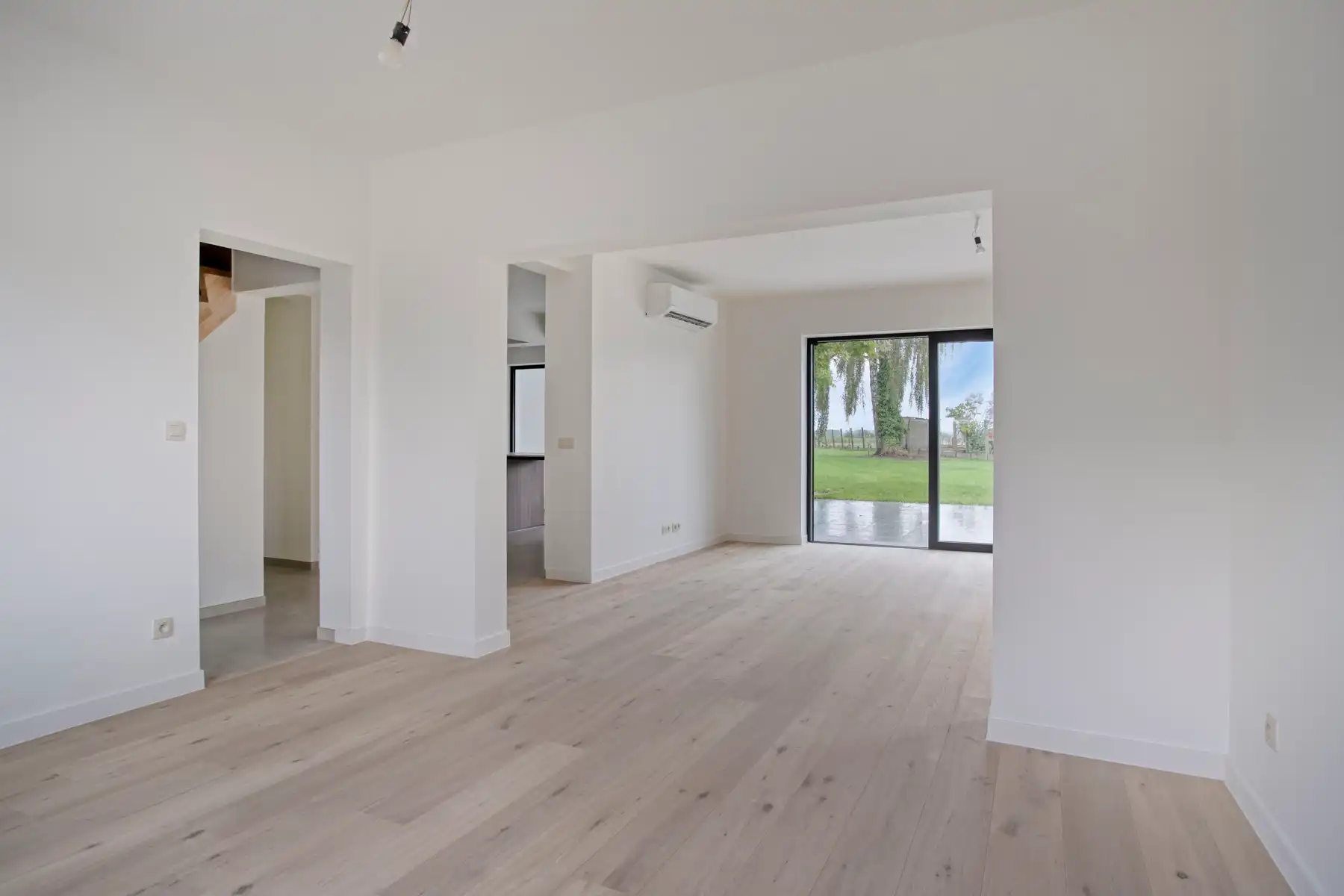 Gerenoveerde woning met 5 slaapkamers en bijbouw foto 2