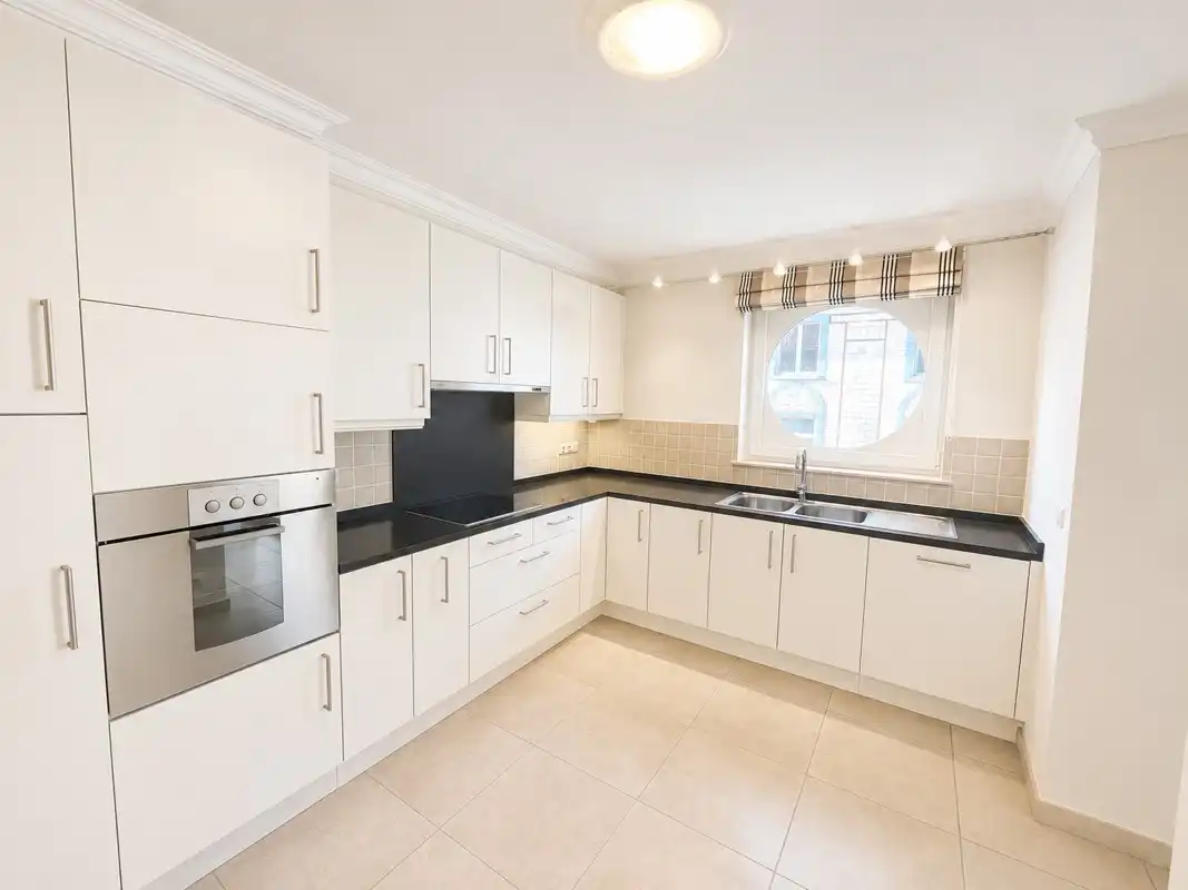 Instapklaar appartement + staanplaats, nabij Markt foto 4