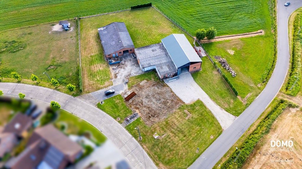 Hoofdfoto van de publicatie: Ruime perceel (45a97ca) met een goedgekeurde vergunning