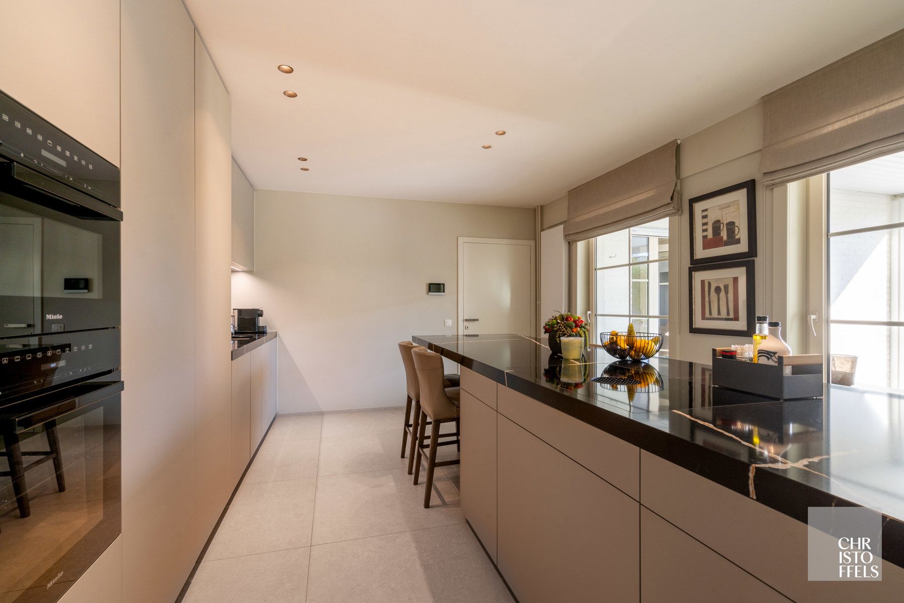 Eigentijdse villa (428m²) met zwembad en 2de woning (187m²) op perceel van 36a43ca.  foto 7