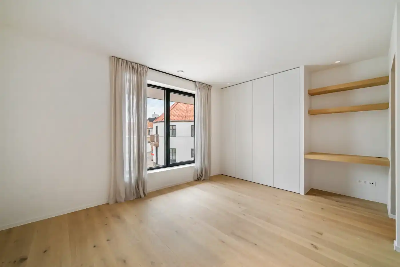Instapklare ruime nieuwbouwwoning met 4 slaapkamers nabij het centrum en de markt van Knokke. foto 11