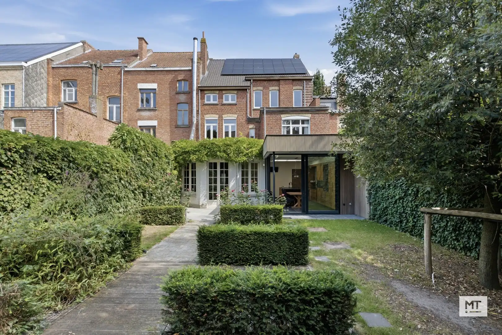Bijzondere ruime herenwoning met 5 slaapkamers, 2 bureelruimtes, garage en tuin in het centrum van Ieper foto 31