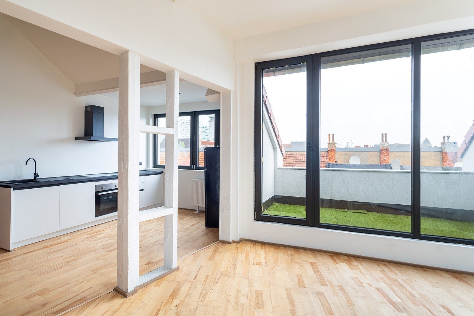 Instapklaar dakappartement op een zuchtje van Park Spoor Noord foto {{pictureIndex}}