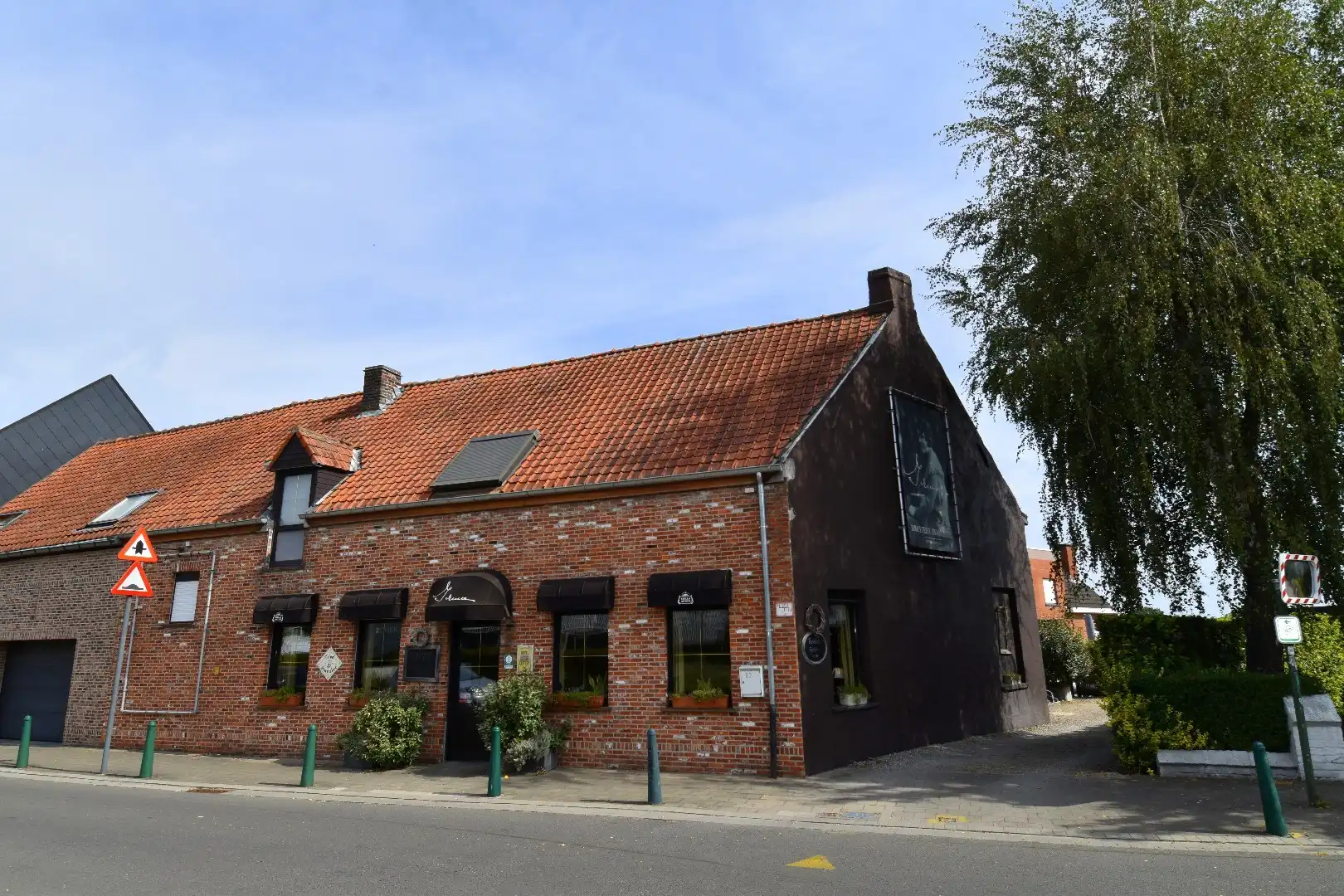 Horecazaak met apart woongedeelte, tuin/terras en garage te koop in Gullegem foto {{pictureIndex}}