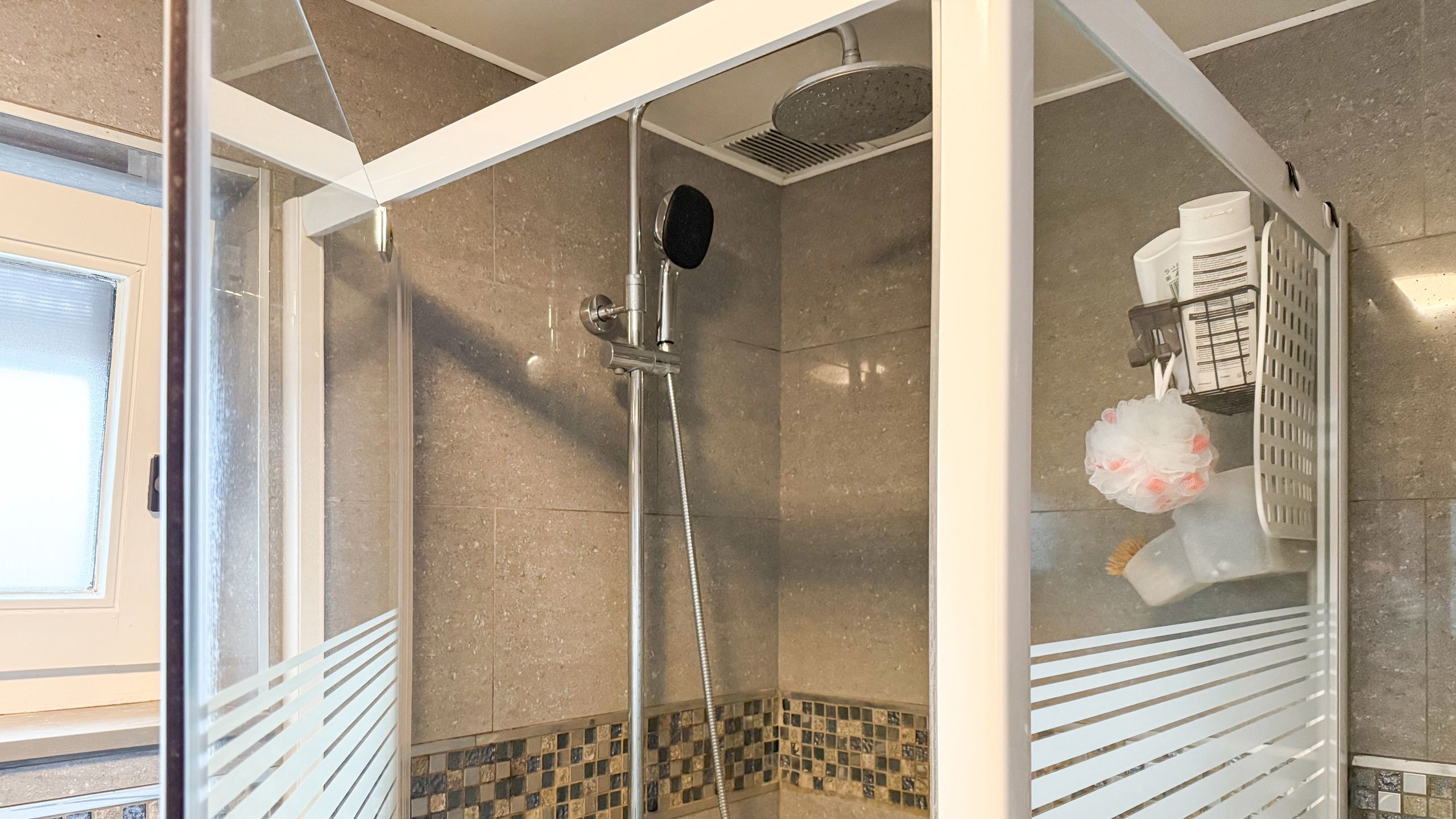 Mooie woning met moderne afwerking en gezellige veranda! foto 36