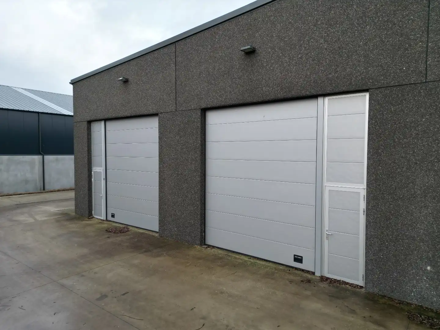 Praktische bedrijfsloods met dubbele poort te koop foto 2