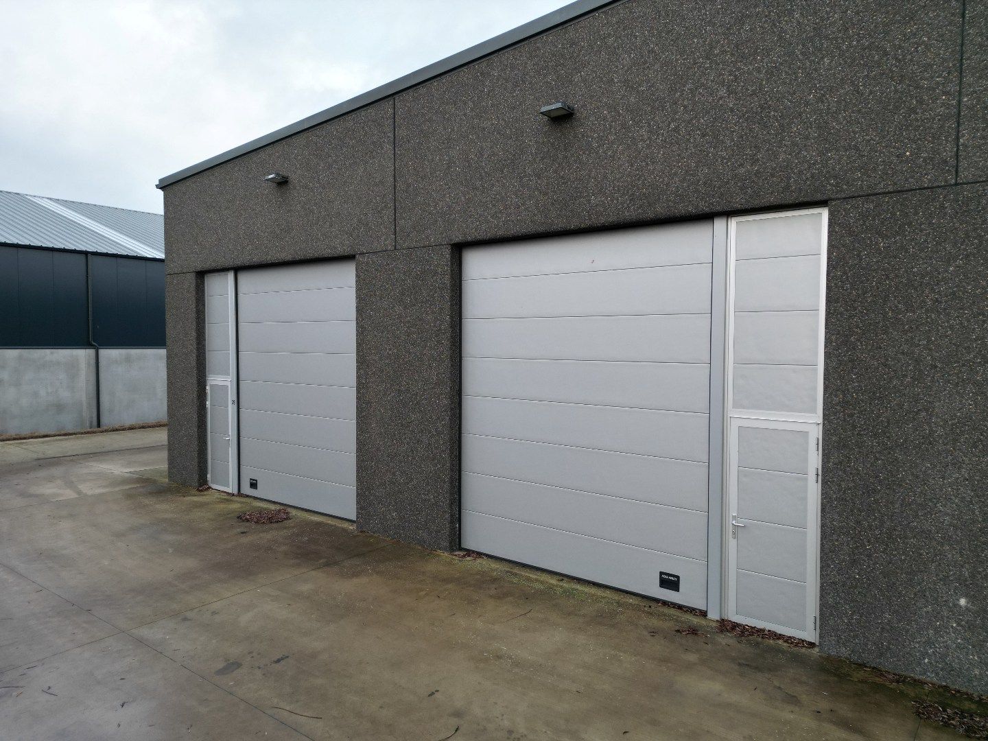 Praktische bedrijfsloods met dubbele poort te koop foto 2