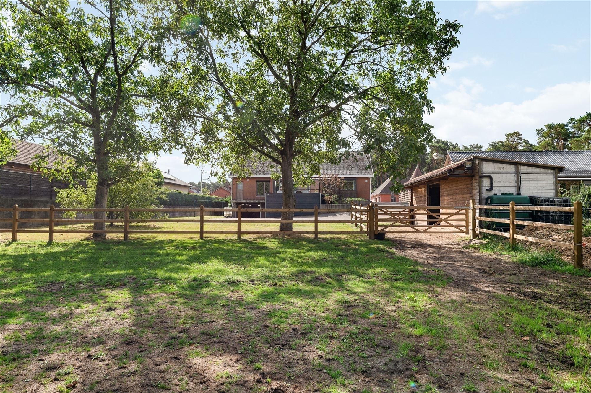 ZEER RUIME EN RECENT GERENOVEERDE WONING OP EEN PERCEEL VAN 2367m² UITGERUST MET EEN VERGUNDE PAARDENSTAL EN ACHTERLIGGENDE WEIDE foto 26