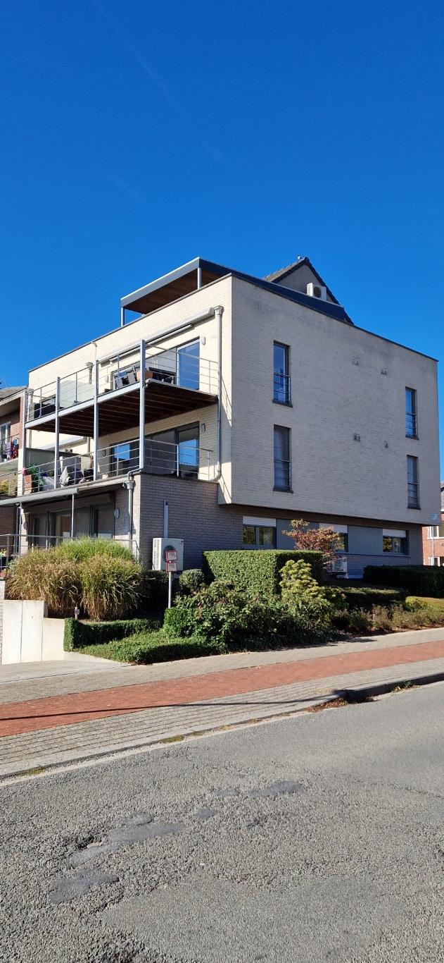 Zonnig APPARTEMENT, hob., 2de.verd., met mooie leefruimten, 2 slpkmrs, aparte kelder en ondergrondse autostaanplaats,  foto 2