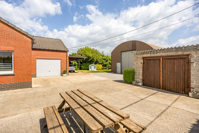 Ruime woning met loods op een perceel van 14are foto 31