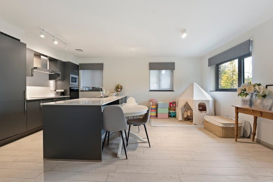MODERN GELIJKVLOERS APPARTEMENT MET TERRAS EN STANPLAATS IN TONGEREN foto 6