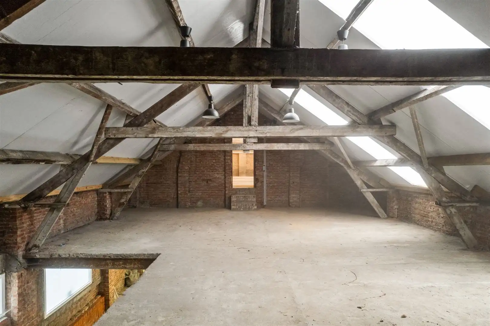 Achtergelegen magazijn ca. 275m2 met verdieping foto 12