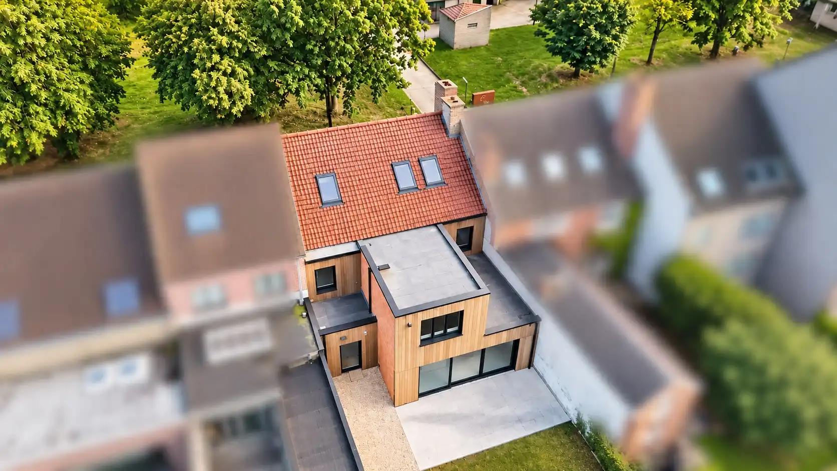 Luxe woning met 5 kamers, grote garage, grote uitbouw en een aangename tuin foto 4