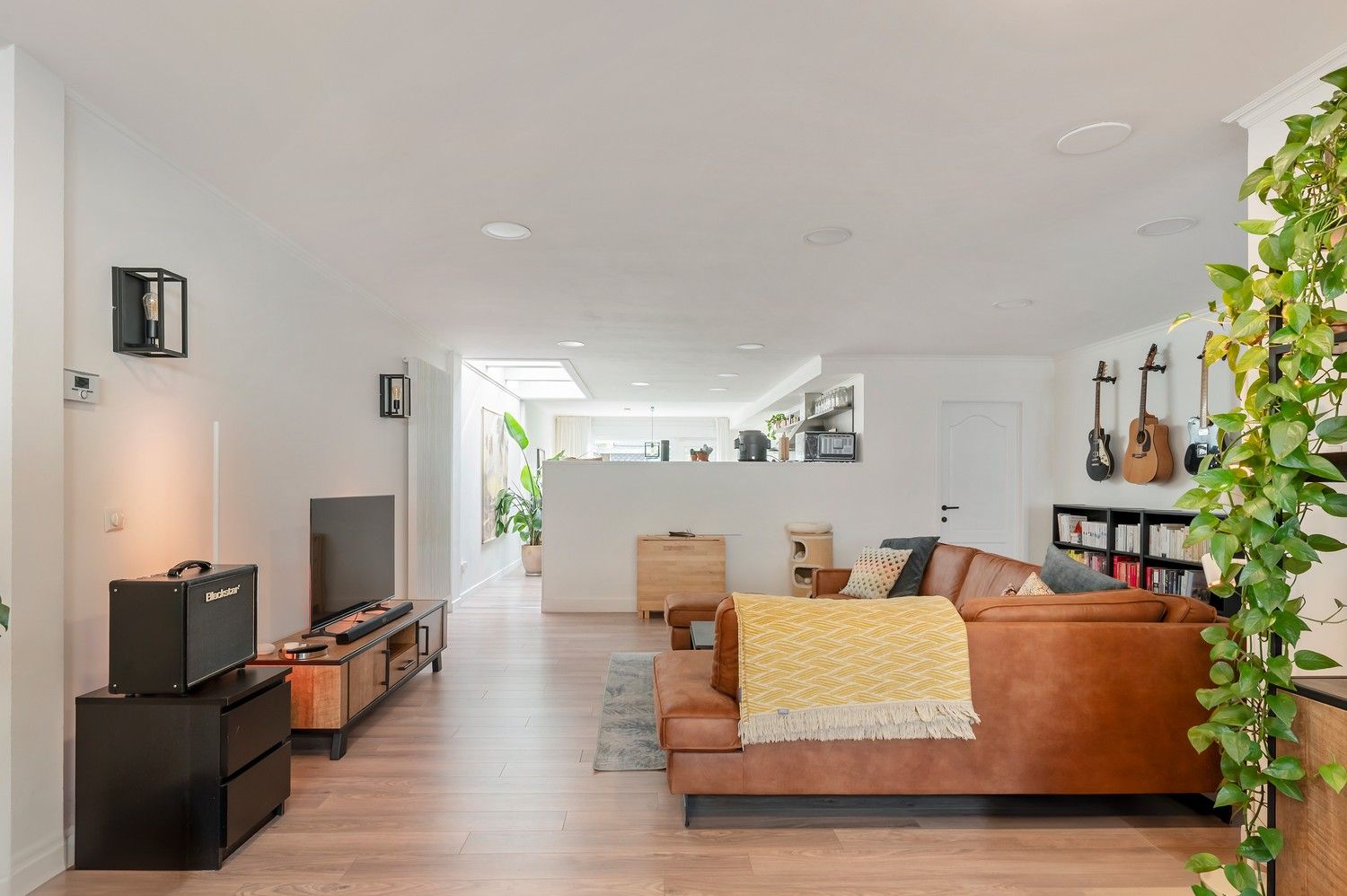 Uitzonderlijk gelijkvloers appartement met royale kelder en twee carports. foto 6