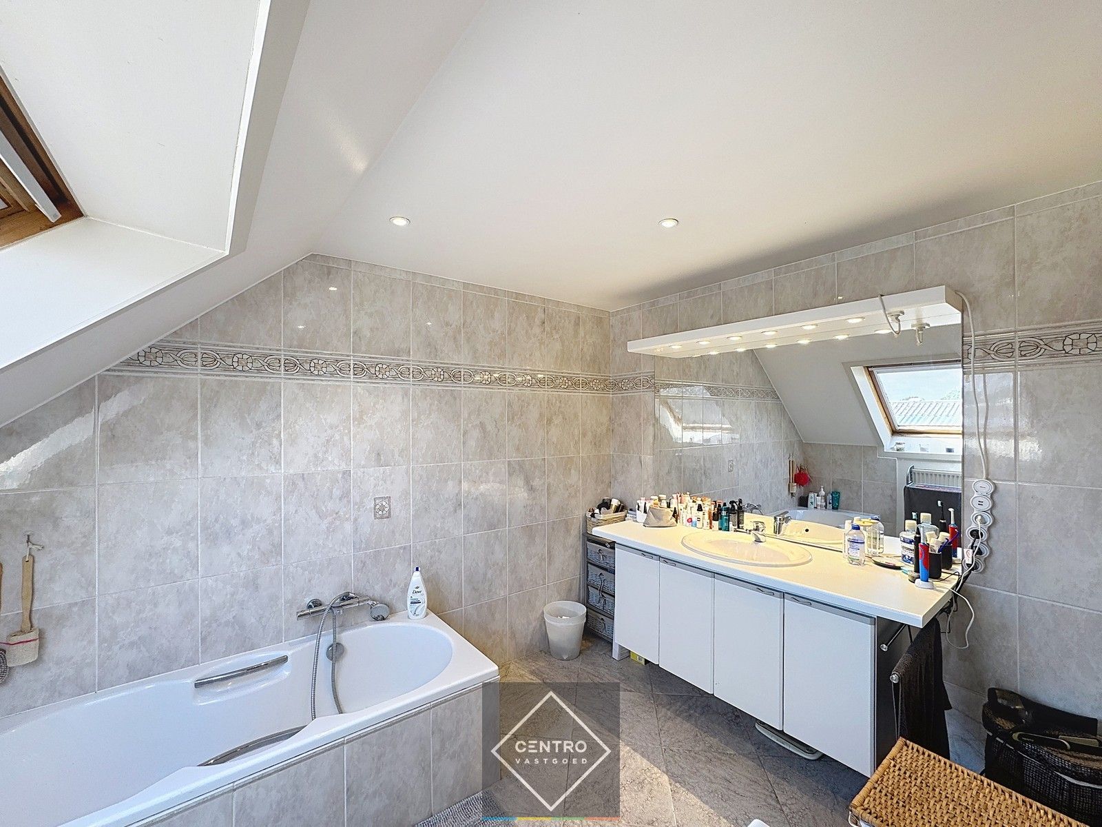 BEDRIJFSPAND te koop op AAA-locatie! Verwarmd MAGAZIJN/TOONZAAL met burelen en instapklare WONING te Brugge (Sint-Michiels). foto 11