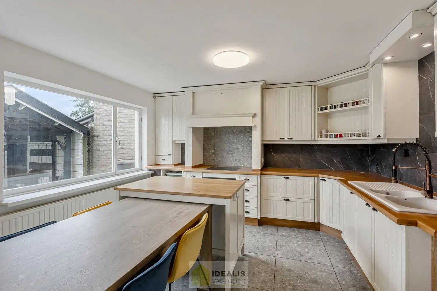 CHARMANTE EN GOED ONDERHOUDEN WONING MET 2 SLAAPKAMERS, 2 BADKAMERS, KNAP UITGERUSTE KEUKEN EN LICHTRIJKE WOONKAMER OP EEN HEERLIJK PERCEEL MET GROEN VERGEZICHT! foto 12