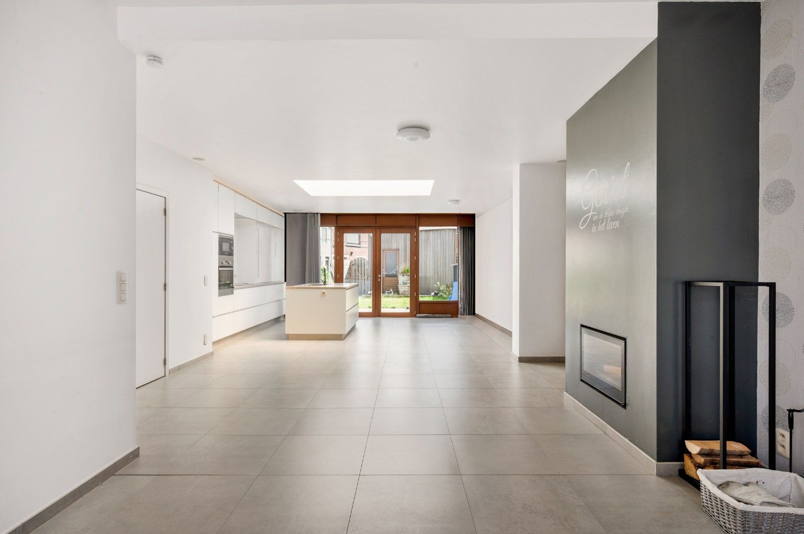Kwalitatief gerenoveerde rijwoning met tuin, 3 slaapkamers en 2 badkamers op toplocatie in Menen foto {{pictureIndex}}