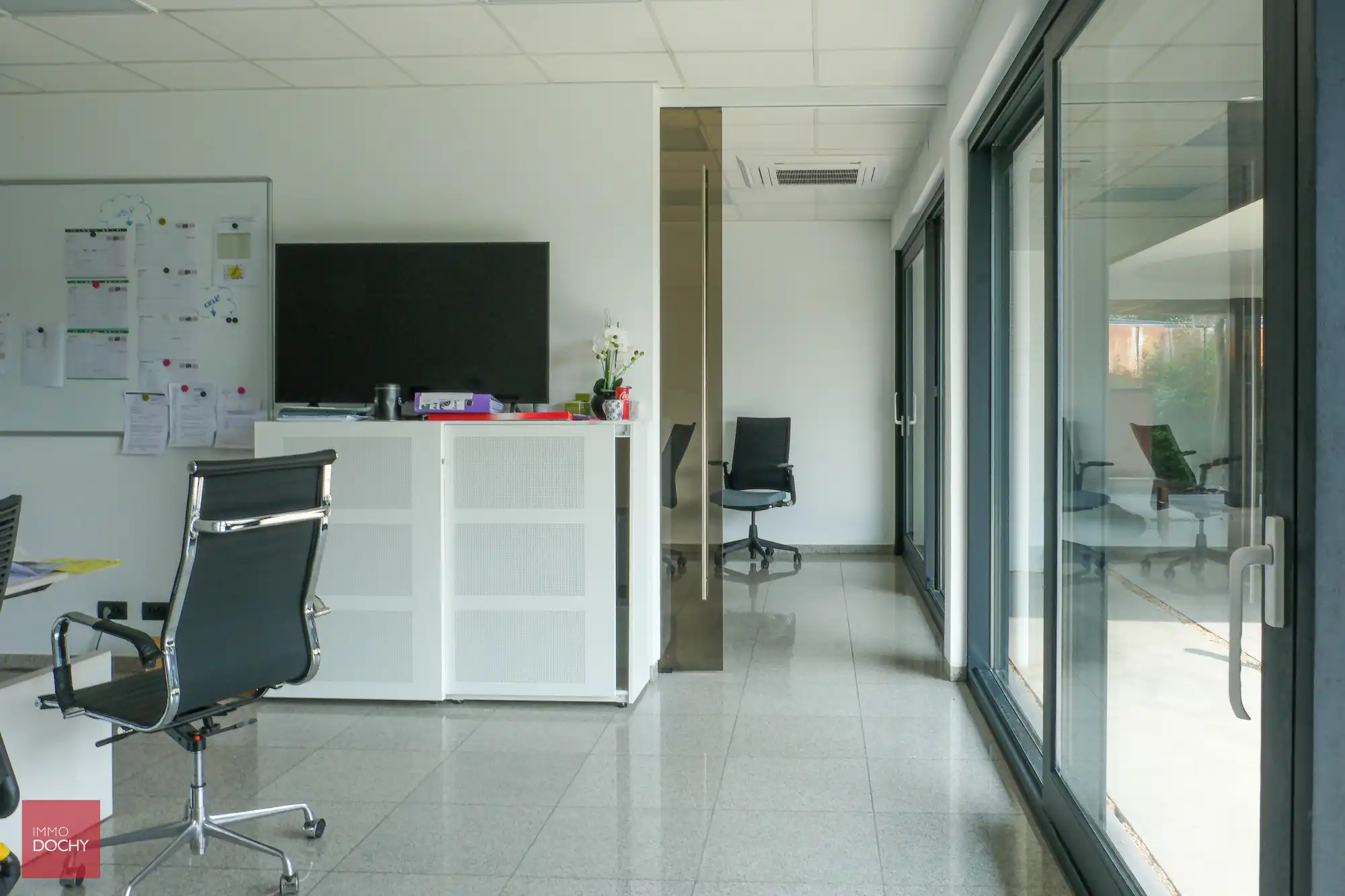 Commercieel gelegen kantoorcomplex met privé-woonst (villa) foto 12