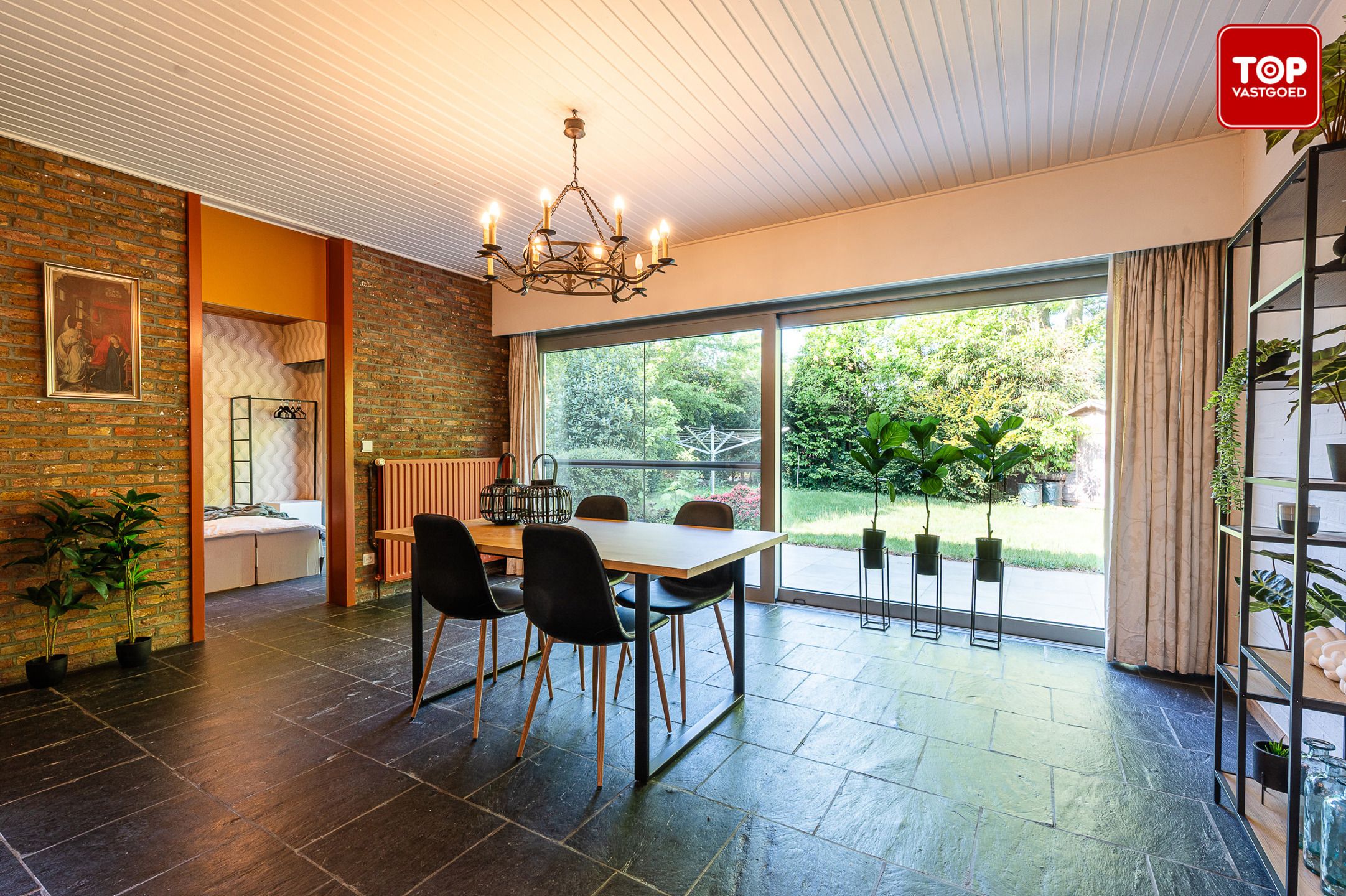 Ruime jaren zeventig villa in Mariakerke-Kolegem foto 8