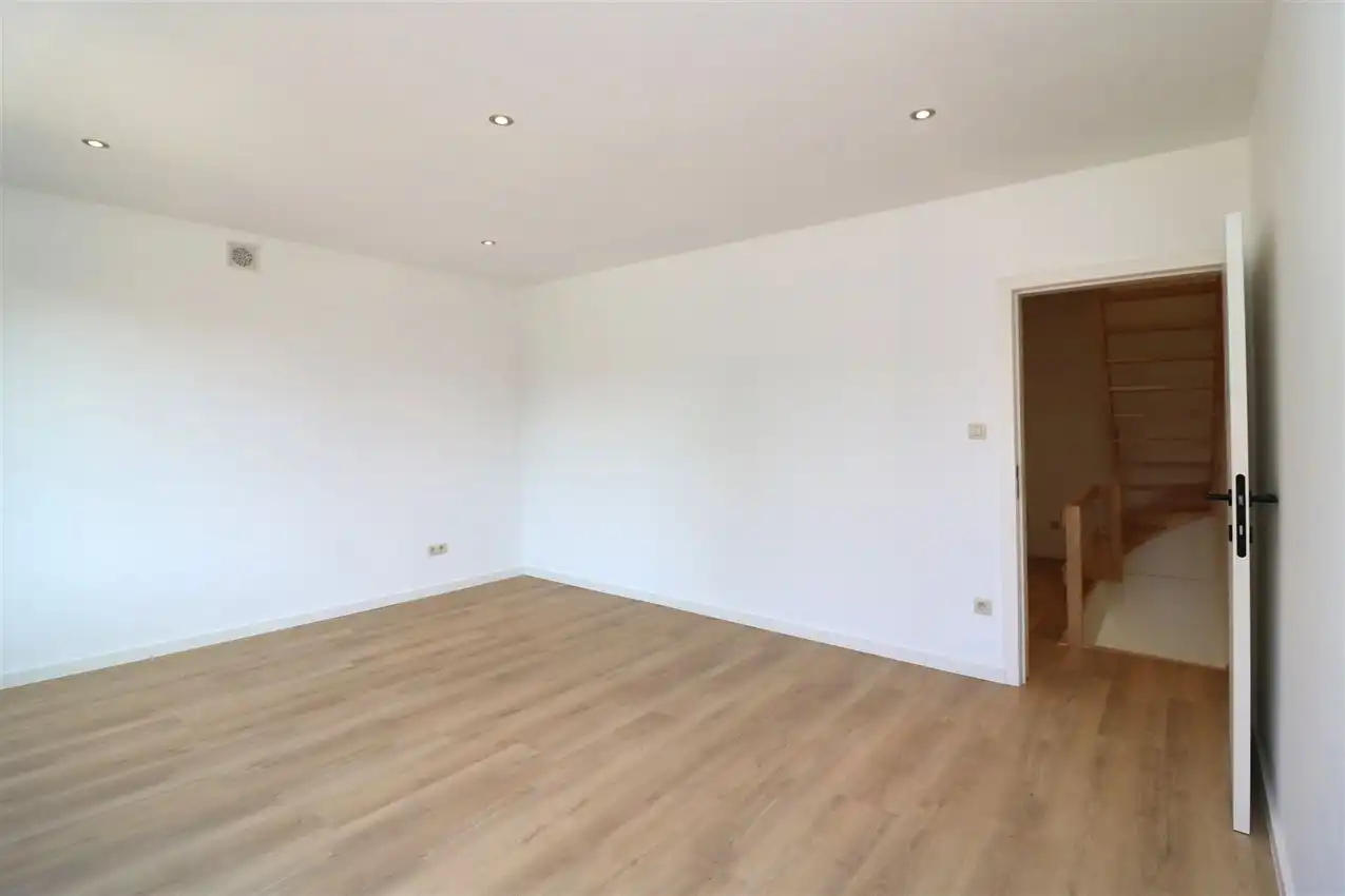 Prachtig, volledig vernieuwde woning met 3 slpk. foto 18