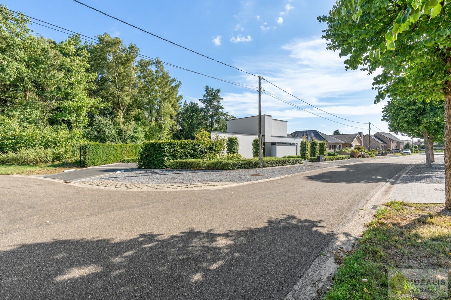 PRACHTIGE, PERFECT ONDERHOUDEN EN MODERN OPGETROKKEN WONING MET EEN HEERLIJK LICHTRIJKE WOONKAMER MET OPEN KEUKEN, 3 SLAAPKAMERS, 2 BADKAMERS VOORZIEN VAN ALLE COMFORT foto 4