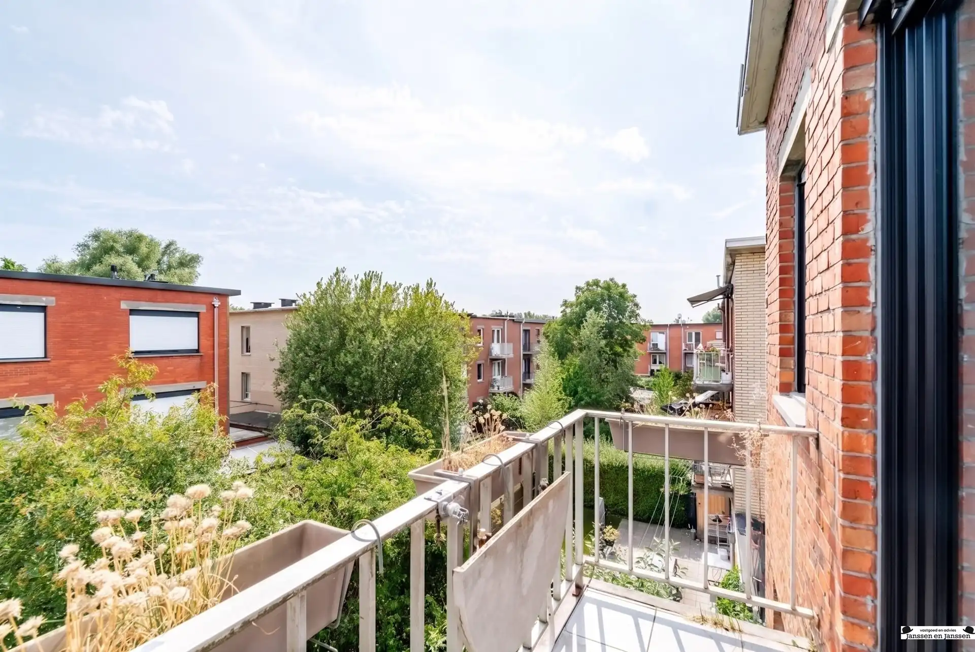 Instapklaar 2-slaapkamer appartement met terras foto 12