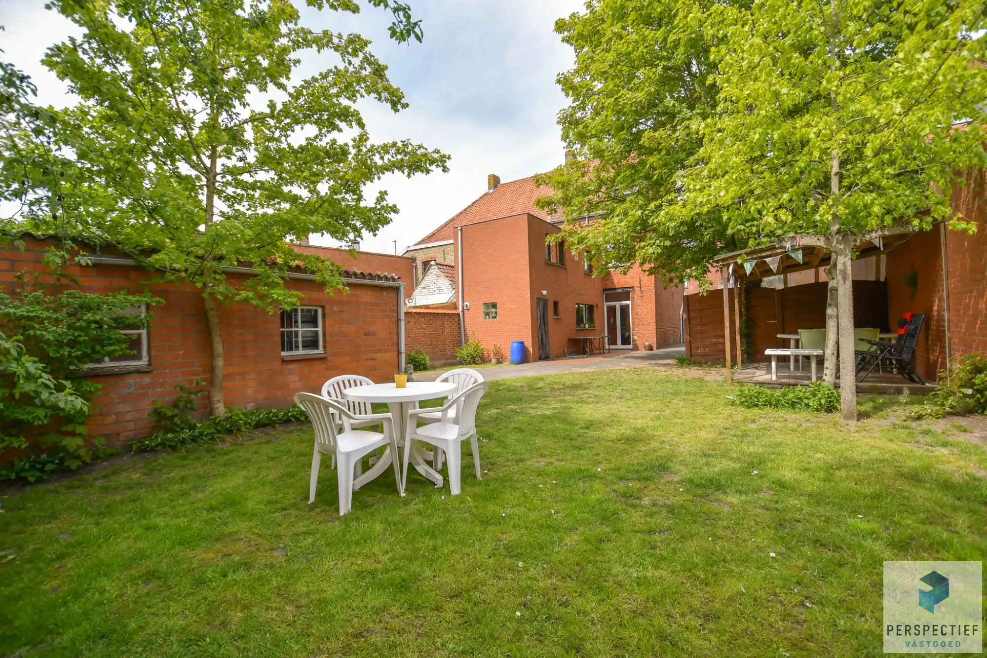 Ruime halfopen bebouwing met tuin en garage in het centrum van Oedelem foto 2