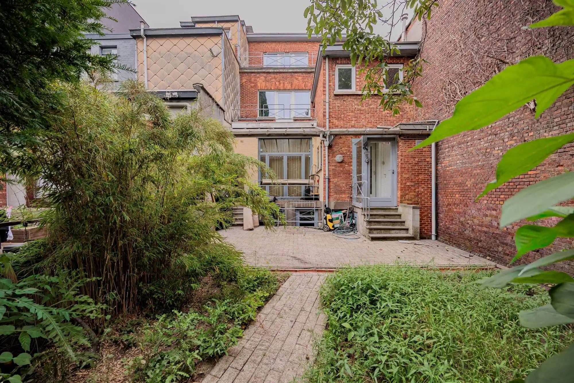 Ruime woning met veelzijdige praktijkruimtes foto 10
