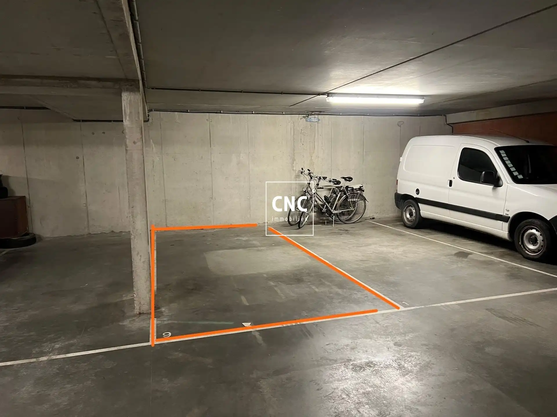Vlot toegankelijke autostaanplaats in centrum Knokke foto 2