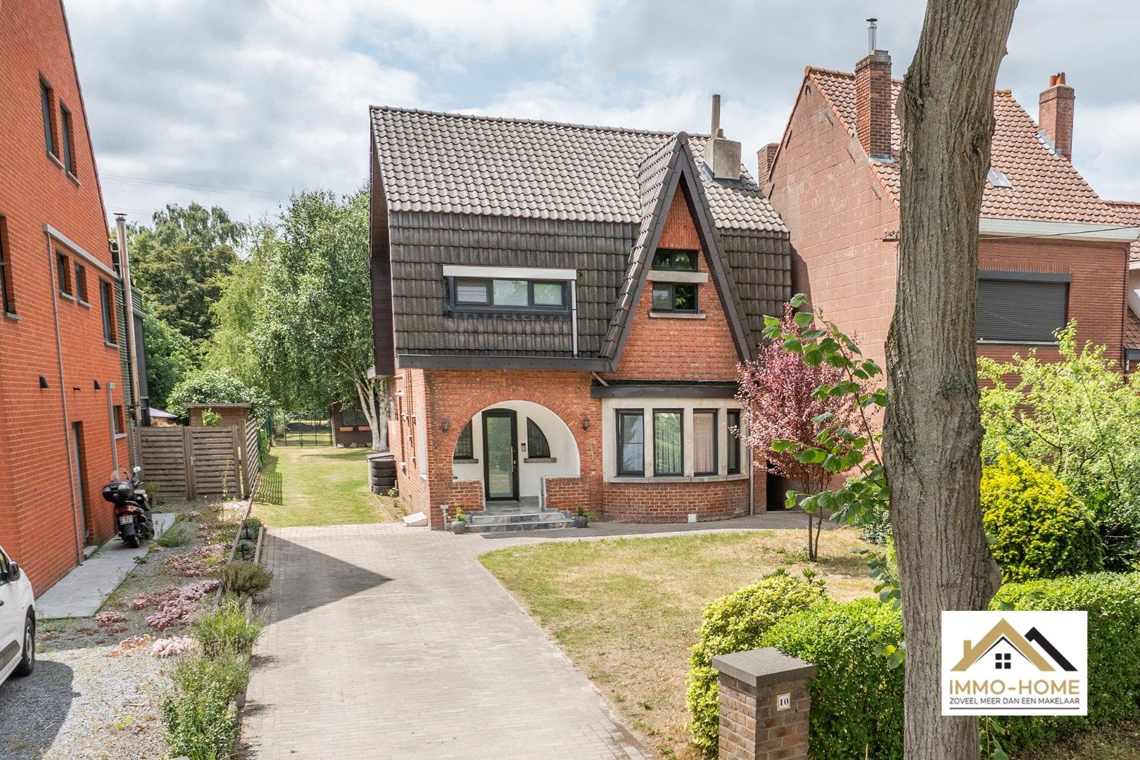 Vrijstaande volledig gerenoveerde woning met riante tuin te Oostakker foto {{pictureIndex}}