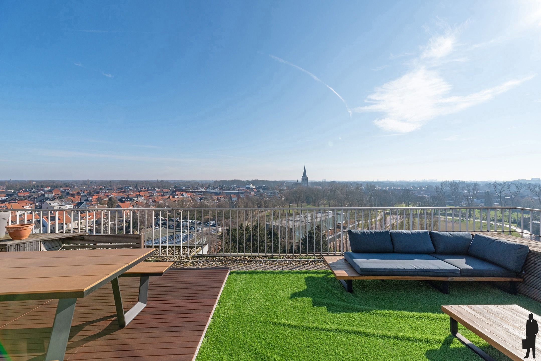 Zeer centraal gelegen appartement met panoramisch zicht vanuit het privatief dakterras te Ekeren! foto {{pictureIndex}}