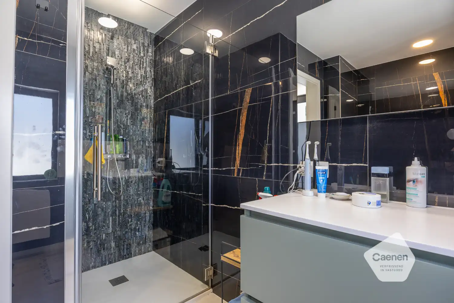 Ruim gerenoveerd drie slaapkamer appartement nabij centrum Oostende foto 23