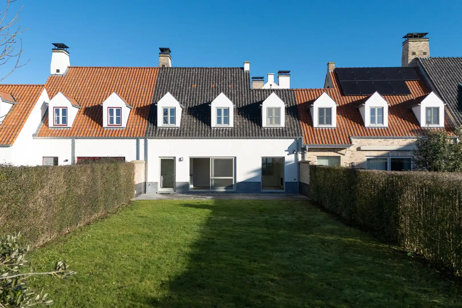 Ruime woning met vier slaapkamers en een grote tuin, gelegen in een rustige en aangename omgeving. foto 11