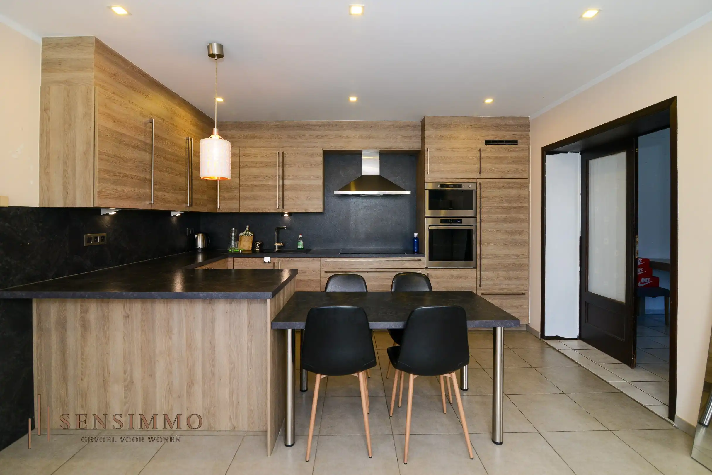 Gerenoveerde 4 slaapkamer woning met zonneanepelen en verzorgde tuin foto 3