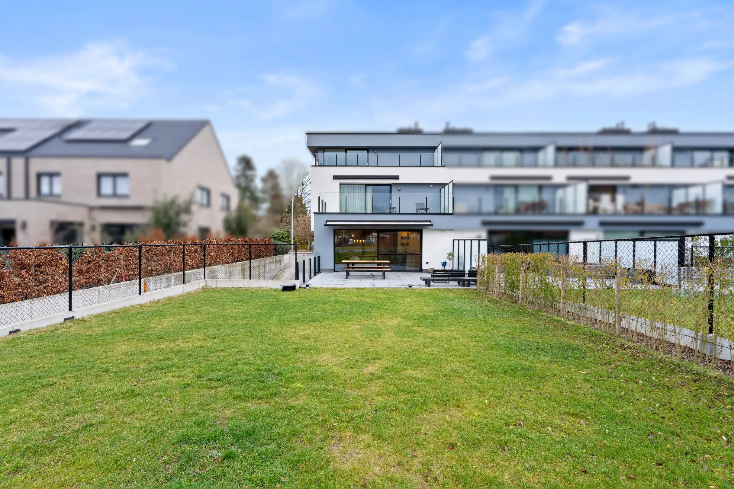 Gelijkvloers appartement met terras en tuin foto 2