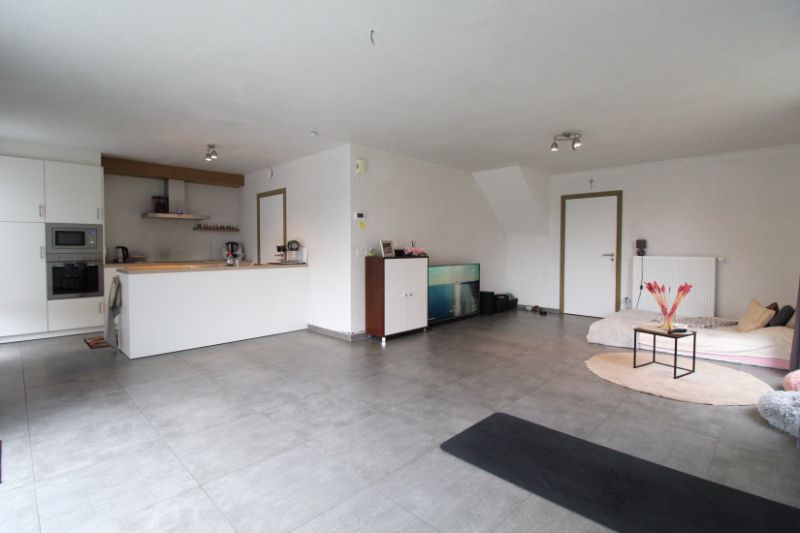 Halfopen nieuwbouwwoning met garage foto 3