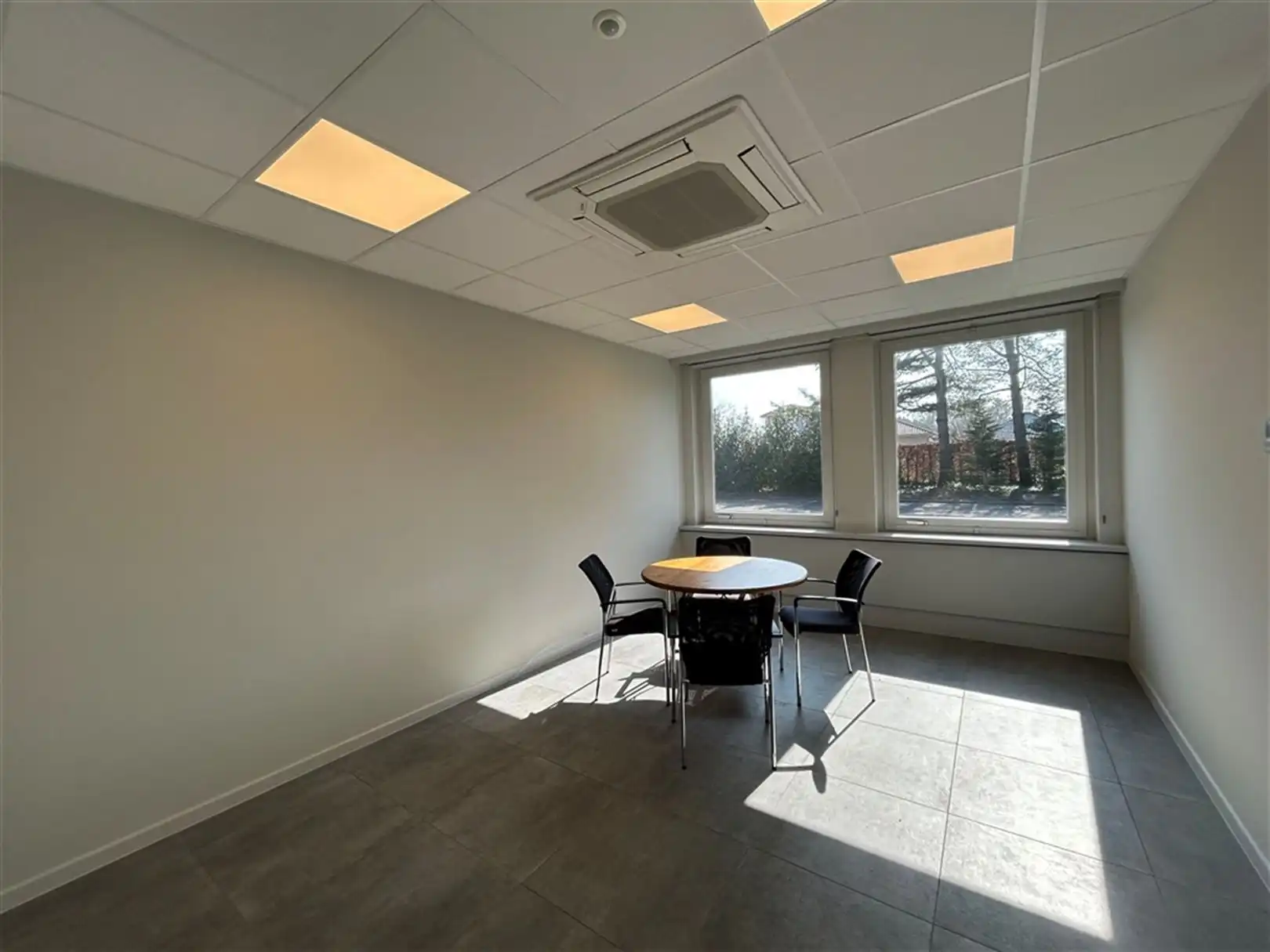 Multifunctioneel kantoorgebouw met veel parking te Houthalen foto 20