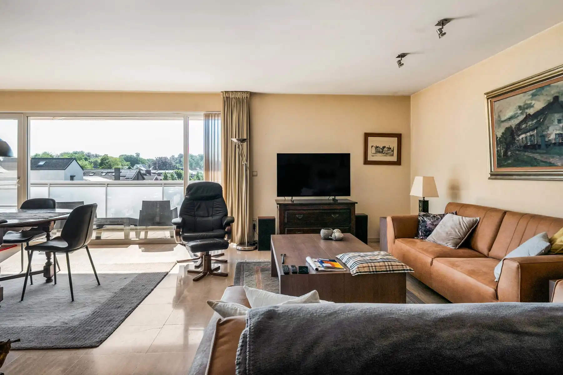 Lichtrijk appartement met garagebox en voorliggende oprit foto 5