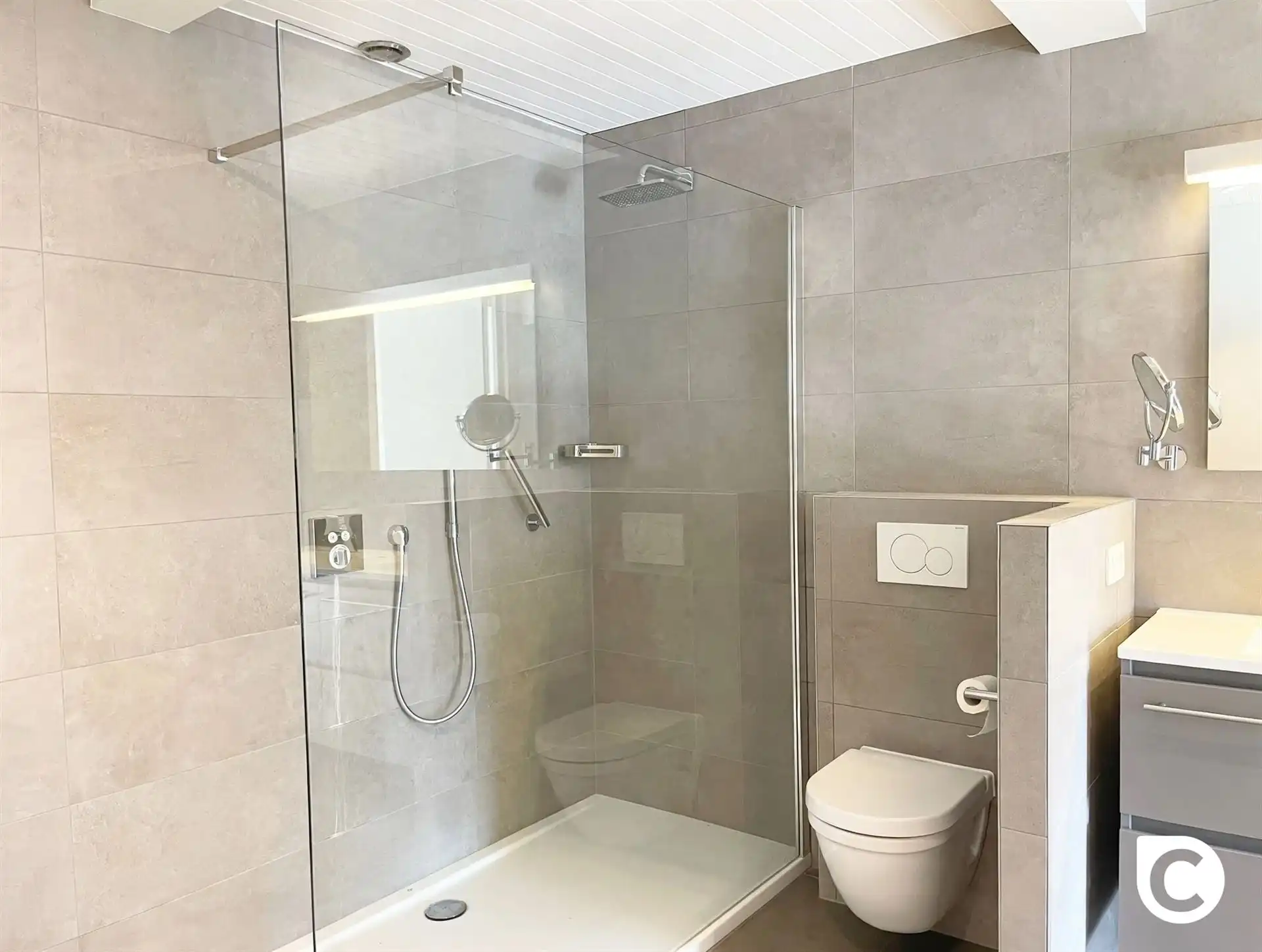 Ruim en licht verzorgd 2-slp appartement met terrassen foto 12